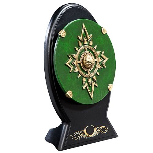 Just received this amazing Rohan royal guard shield that perfectly  compliments the @wetaworkshop statue. Thanks @artbykylemillard for yet
