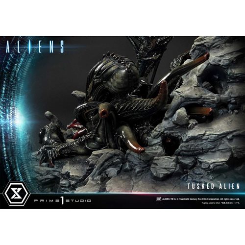Aliens vs. Predator: Three World War Tusked Alien Premium Masterline Statue