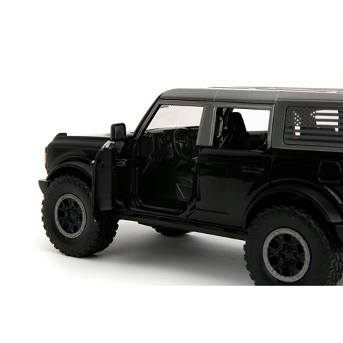 Just Trucks 2021 Ford Bronco 1:24 Scale Die-Cast Metal Vehicle with Tire Rack