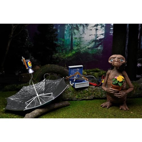 E.T. the Extra-Terrestrial Ult. DX E.T. with LED Chest and "Phone Home" Communicator 40th Ann. 7-Inc