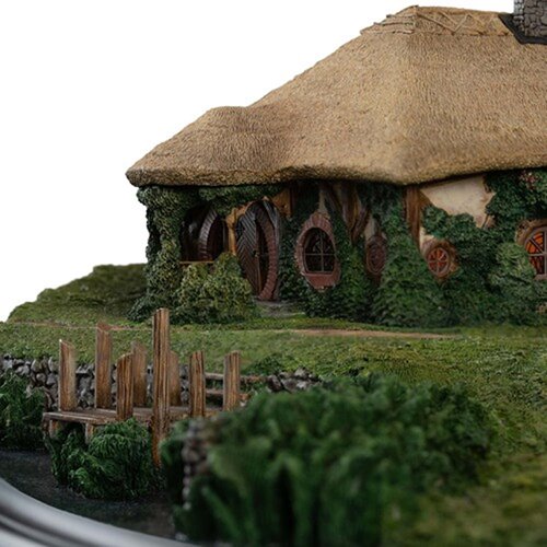 The Lord of the Rings Trilogy The Green Dragon Inn Limited Edition Environment Statue