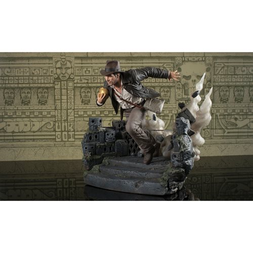 Indiana Jones and the Raiders of the Lost Ark Escape with the Idol Deluxe Gallery Statue