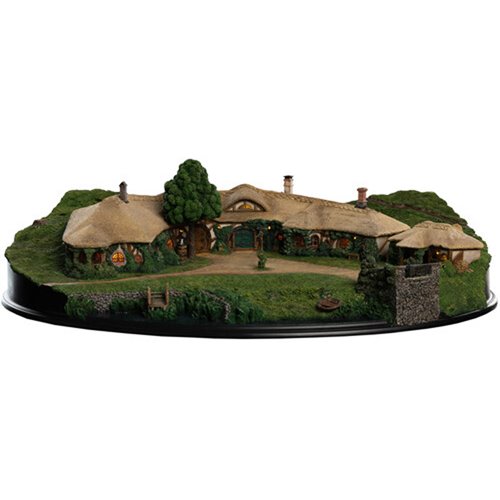 The Lord of the Rings Trilogy The Green Dragon Inn Limited Edition Environment Statue