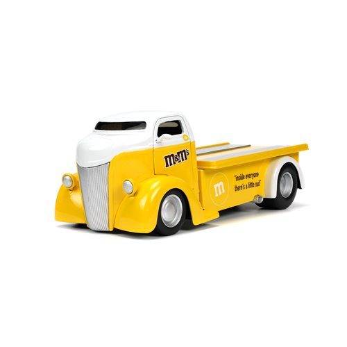 M&M'S 1947 Ford COE Flatbed 1:24 Scale Die-Cast Metal Vehicle with Yellow Figure