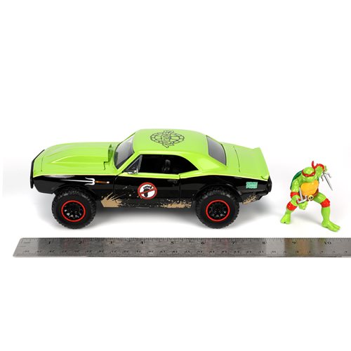 Teenage Mutant Ninja Turtles 1967 Chevrolet Camero 1:24 Scale Die-Cast Metal Vehicle with Raphael Fi