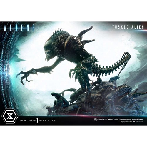 Aliens vs. Predator: Three World War Tusked Alien Premium Masterline Statue