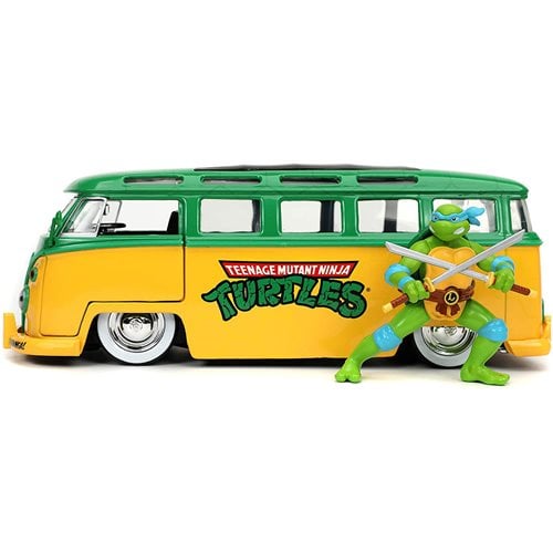 Teenage Mutant Ninja Turtles 1962 VW Bus 1:24 Scale Die-Cast Metal Vehicle with Leonardo Figure