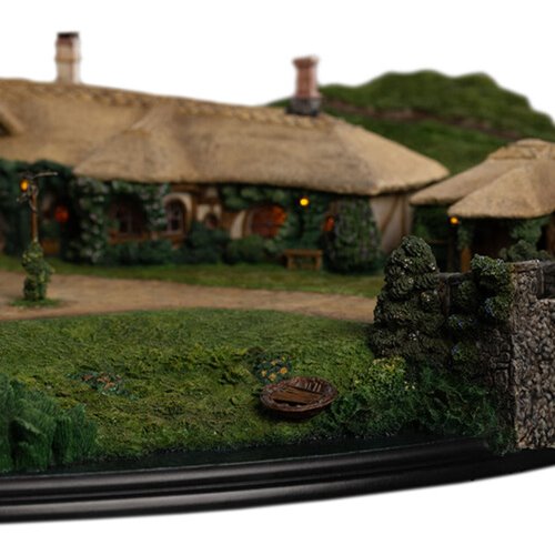 The Lord of the Rings Trilogy The Green Dragon Inn Limited Edition Environment Statue