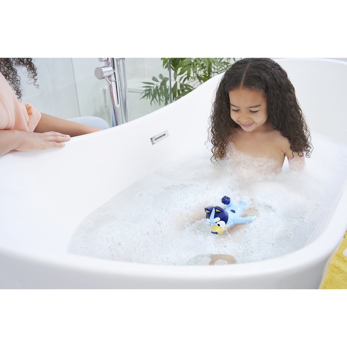 Tomy Toomies Swimming Bluey Bath Toy with Seahorse - Bluey Toys for  Toddlers – Toddler Bath Toys for Tub or Pool That Swims on Back or Front –  Ages 18