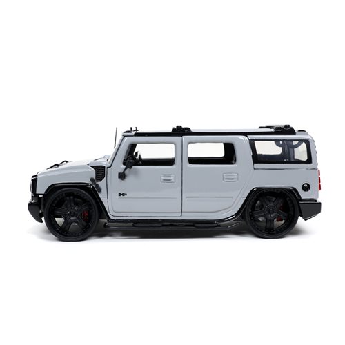 Just Trucks 2003 Hummer H2 1:24 Scale Die-Cast Metal Vehicle with Tire Rack