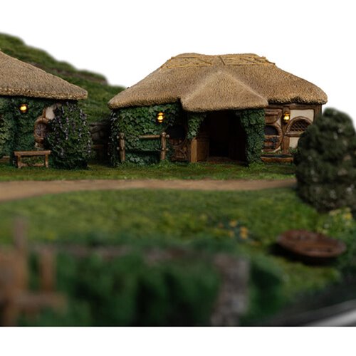 The Lord of the Rings Trilogy The Green Dragon Inn Limited Edition Environment Statue