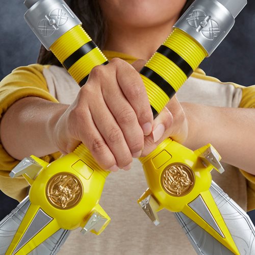 Power Rangers Lightning Collection Mighty Morphin Yellow Ranger Power Daggers Prop Replica