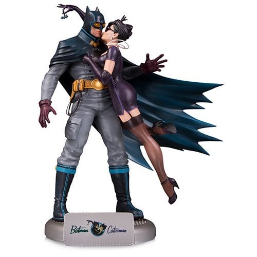 DC Bombshells Batman and Catwoman Deluxe Statue