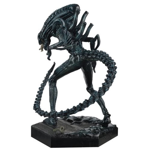 Alien and Predator Collection Xenomorph Warrior Figure with Magazine