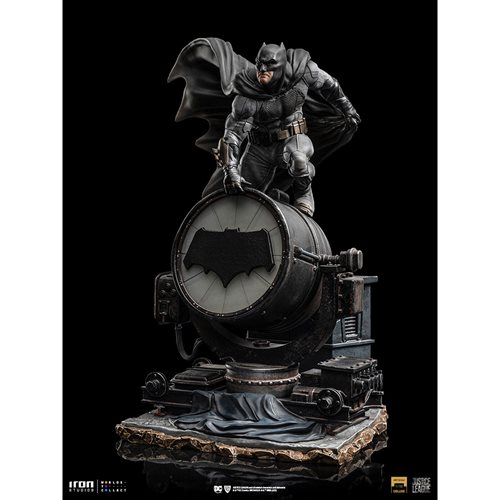 Zack Snyder's Justice League Batman on Batsignal Deluxe Art 1:10 Scale Statue