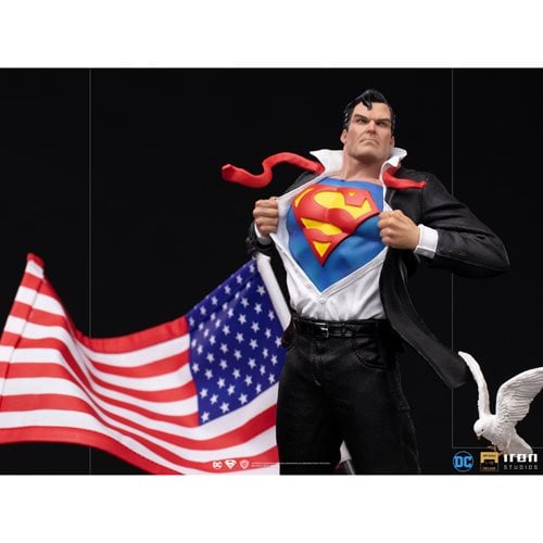 Superman Clark Kent Deluxe Art 1:10 Scale Statue