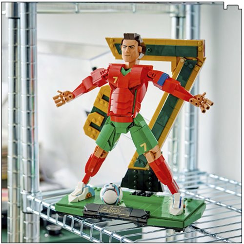 LEGO Editions 43016 Cristiano Ronaldo – Soccer Legend